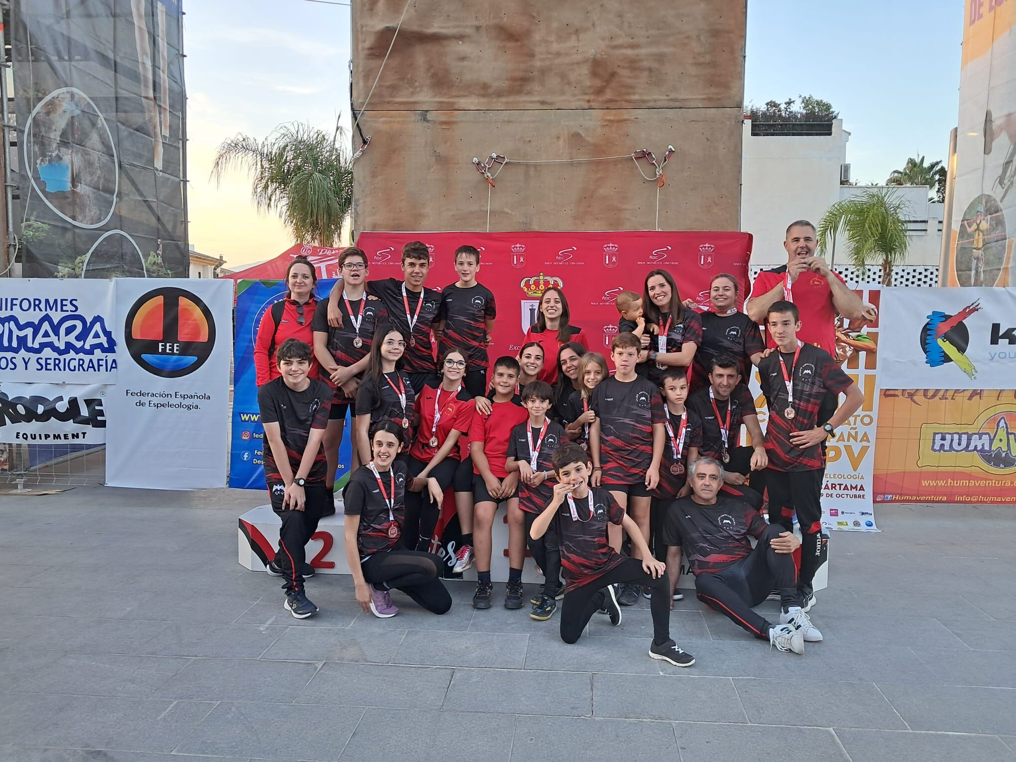 Foto de familia del Grupo de Espeleología de Villacarrillo en el Campeonato de España de Cártama.