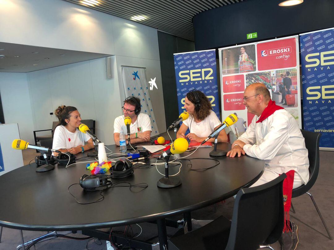 Edurne Taínta recibiendo el pañuelico de honor 