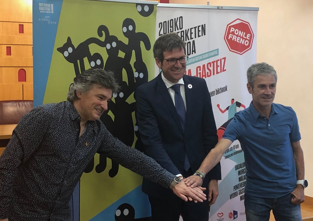 El alcade de Vitoria-Gasteiz, Gorka Urtaran, junto al director del Festval, Joseba Fiestras y el atleta Martin Fiz.