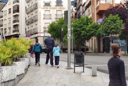 Dos niños con un adulto en el primer día de paseos controlados de los menores.