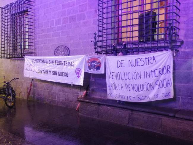 Pancartas frente a la puerta del Ayuntamiento de Jaca