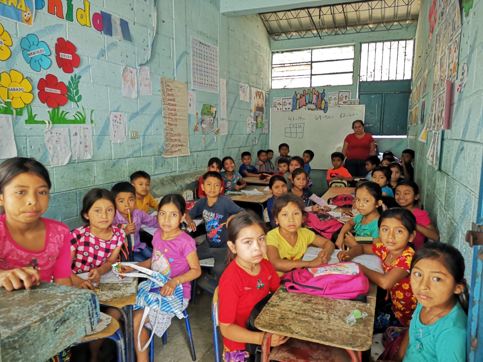 Más de 60 niños en la misma clase