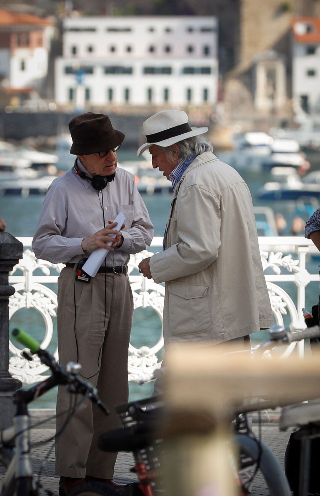 El director estadounidense Woody Allen (izda) conversa con el director de fotografía Vittorio Storaro, este martes, durante el rodaje de su última película en San Sebastián.