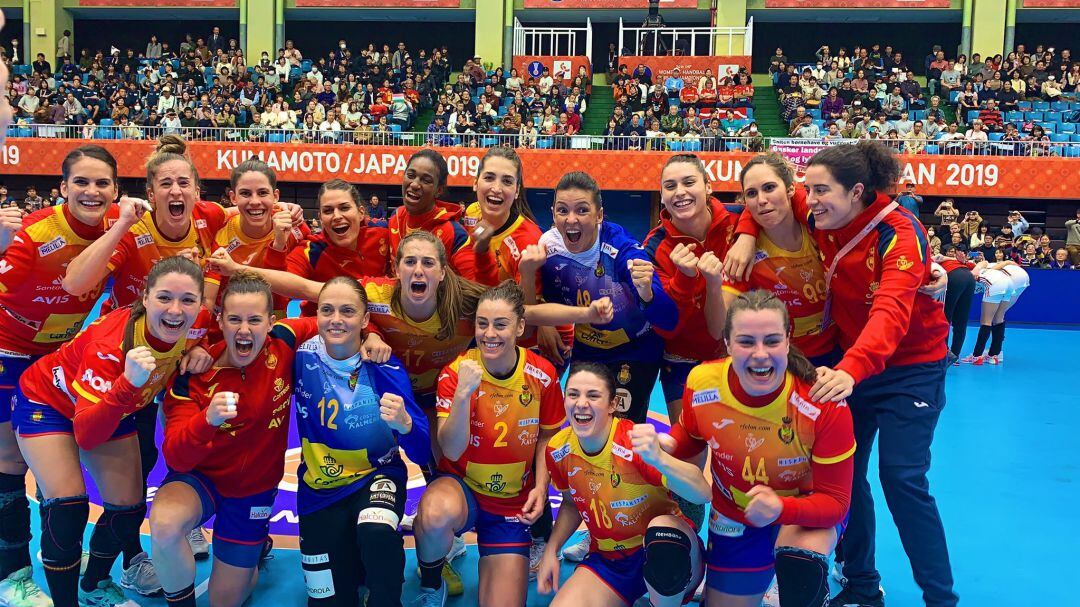 La plantilla celebra el triunfo.