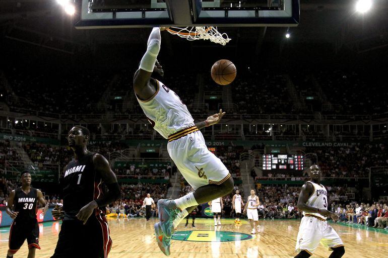 Lebron hace un mate durante un partido ante Miami