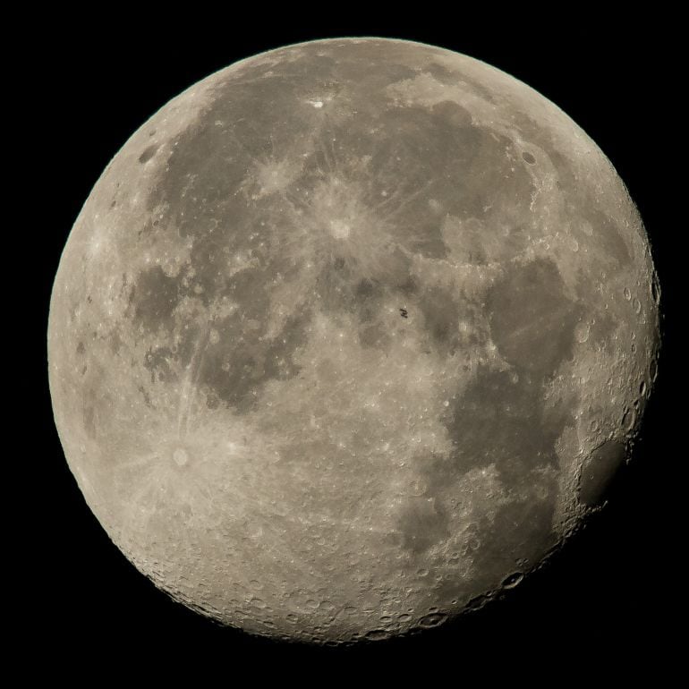 La Estación Espacial Internacional es la pequeña sobra negra en forma de z que se ve sobre la luna.