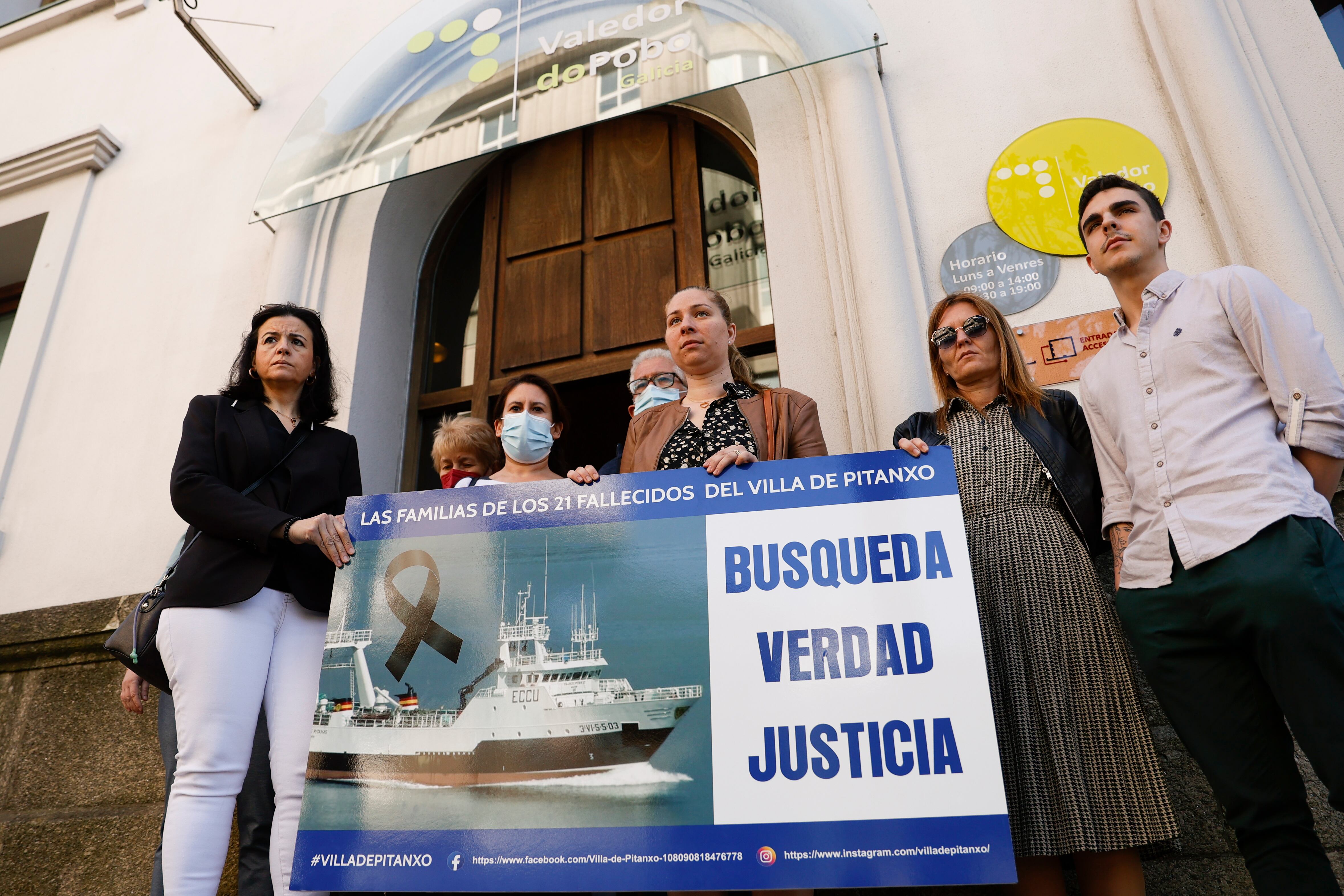 Representantes de las familias del &quot;Villa de Pitanxo&quot;, pesquero hundido en las aguas canadienses el pasado 15 de febrero. EFE/Lavandeira Jr