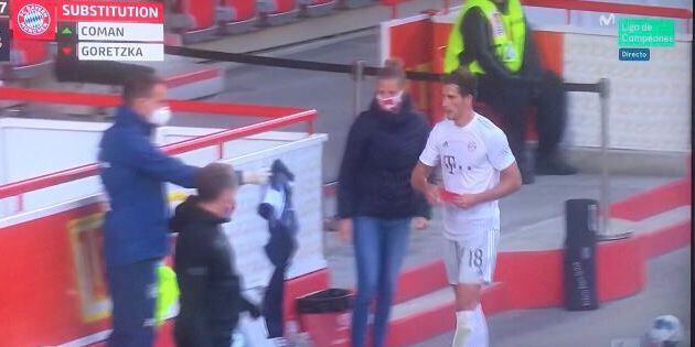 El utillero entrega a Goretzka la sudadera