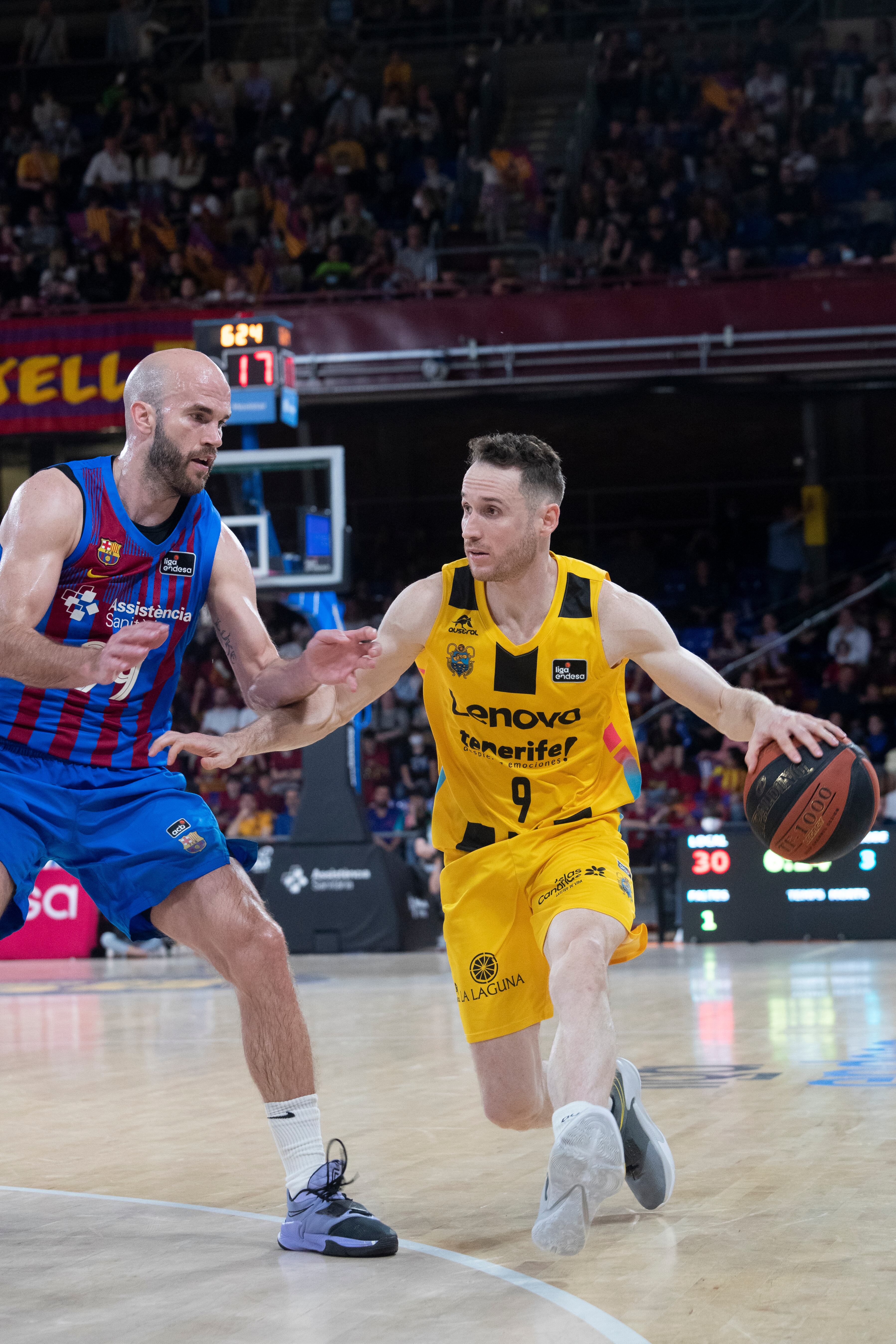 BARCELONA, 24/04/2022.- El base brasileño de Lenovo Tenerife, Marcelinho Huertas (d), con el balón ante el base griego del FC Barcelona, Nick Calathes, durante el encuentro de la fase regular de la ACB disputado hoy Domingo en el Palau Blaugrana. EFE/Marta Pérez.

