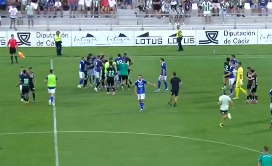 Fotograma del enfrentamiento entre jugadores del Betis y del Como