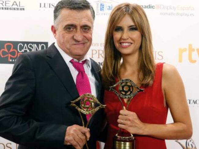 Los presentadores el Gran Wyoming y Sandra Sabatés reciben el galardón al Mejor programa de entretenimiento, por 'El Intermedio'
