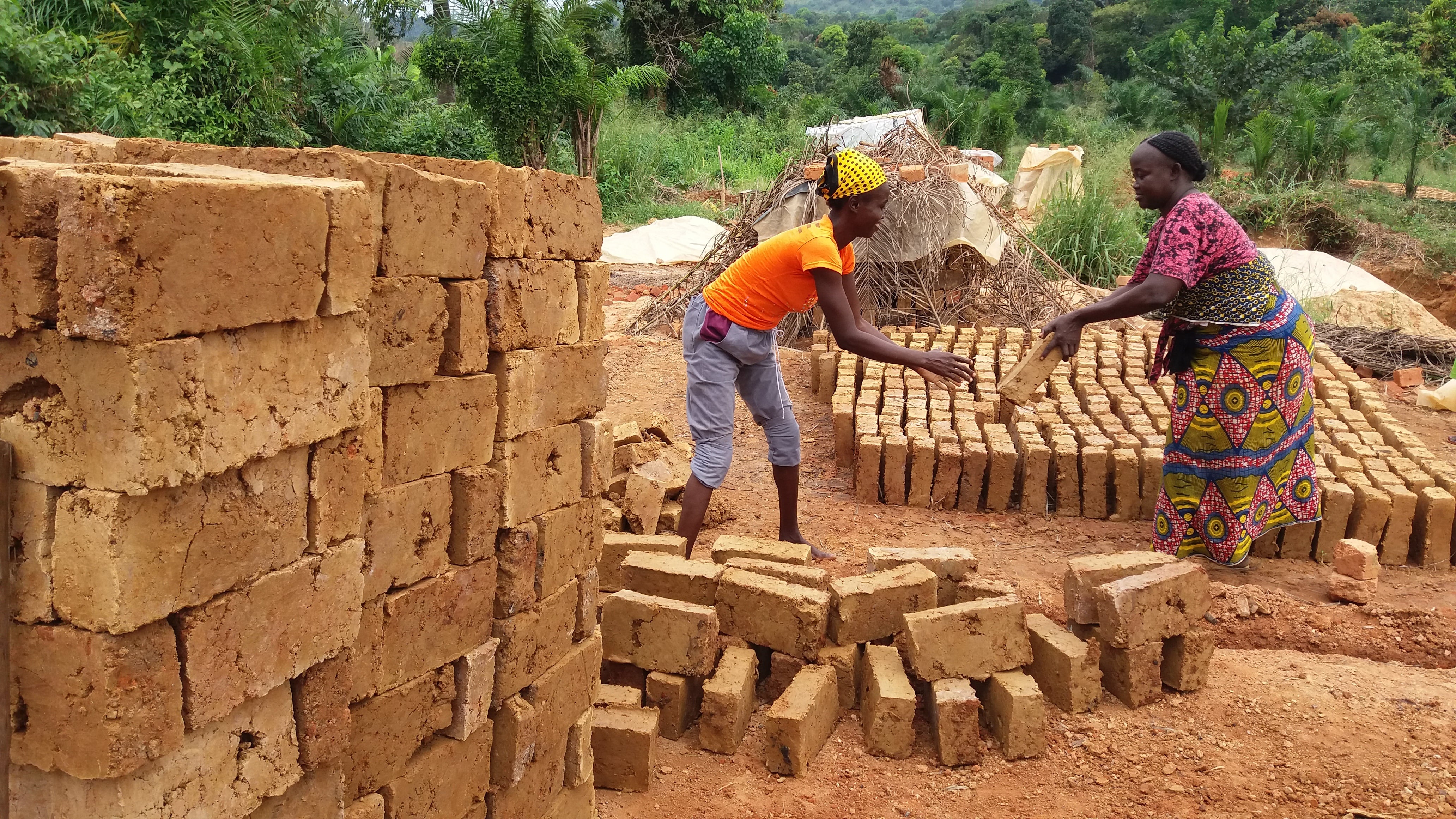 Desplazadas construyendo hogar