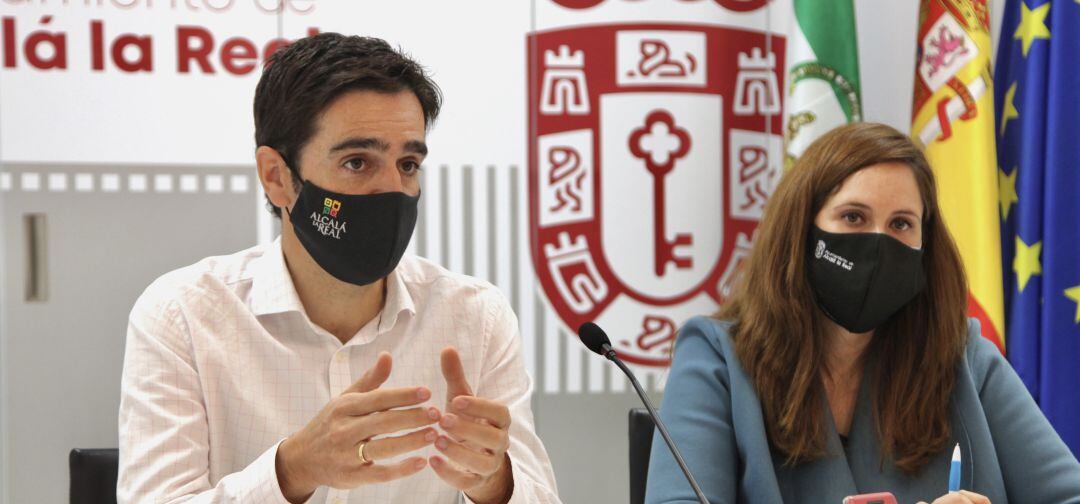 El alcalde de Alcalá la Real, Marino Aguilera y la concejala de Urbanismo, Mercedes Flores.