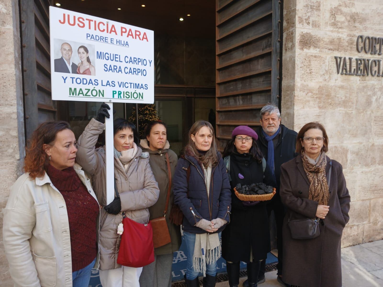 Los convocantes de la manifestación llevan carbón a Les Corts