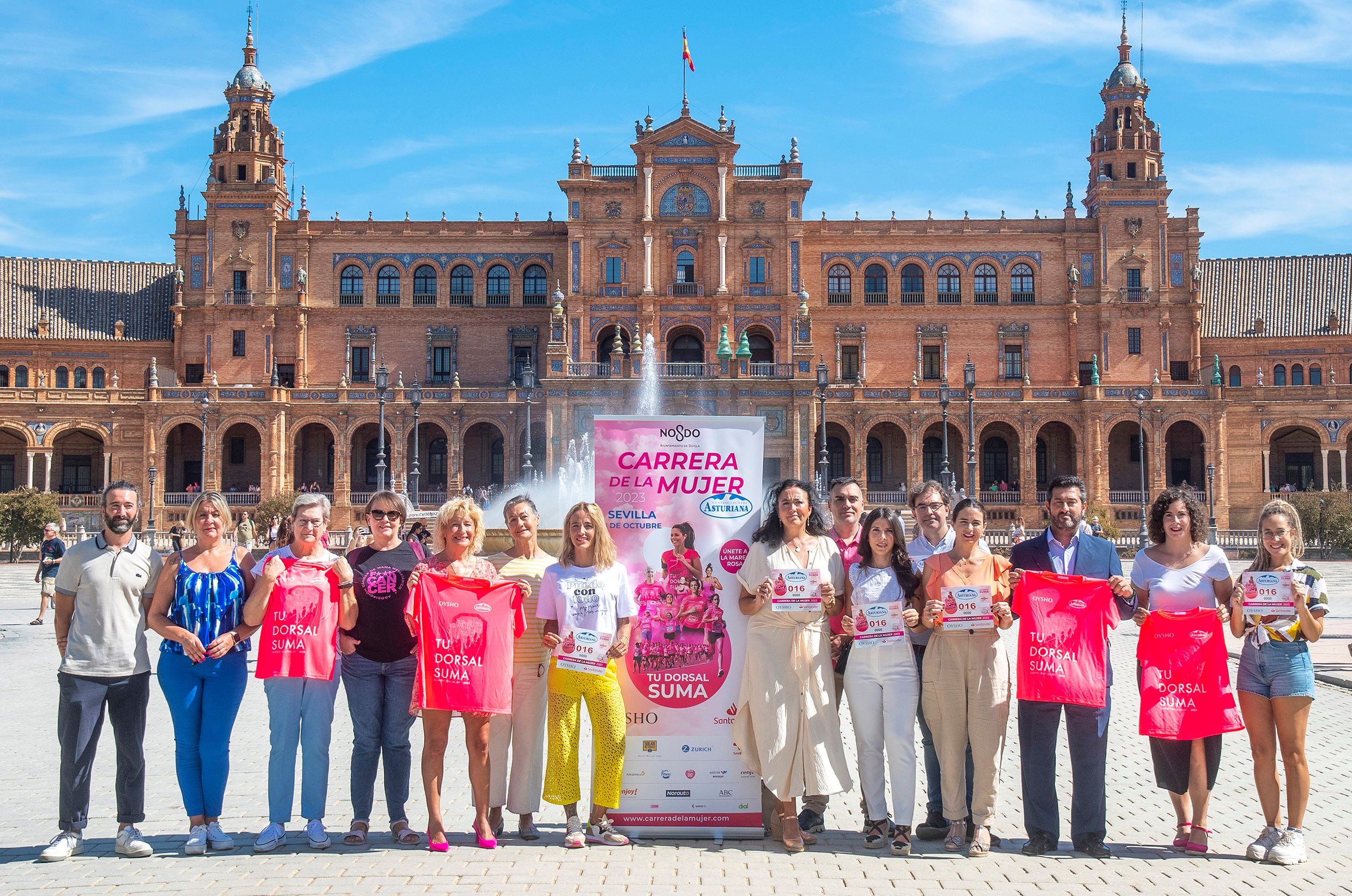 Foto de familia en la Plaza de España tras la presentación de la carrera de la Mujer que se celebra este domingo en Sevilla