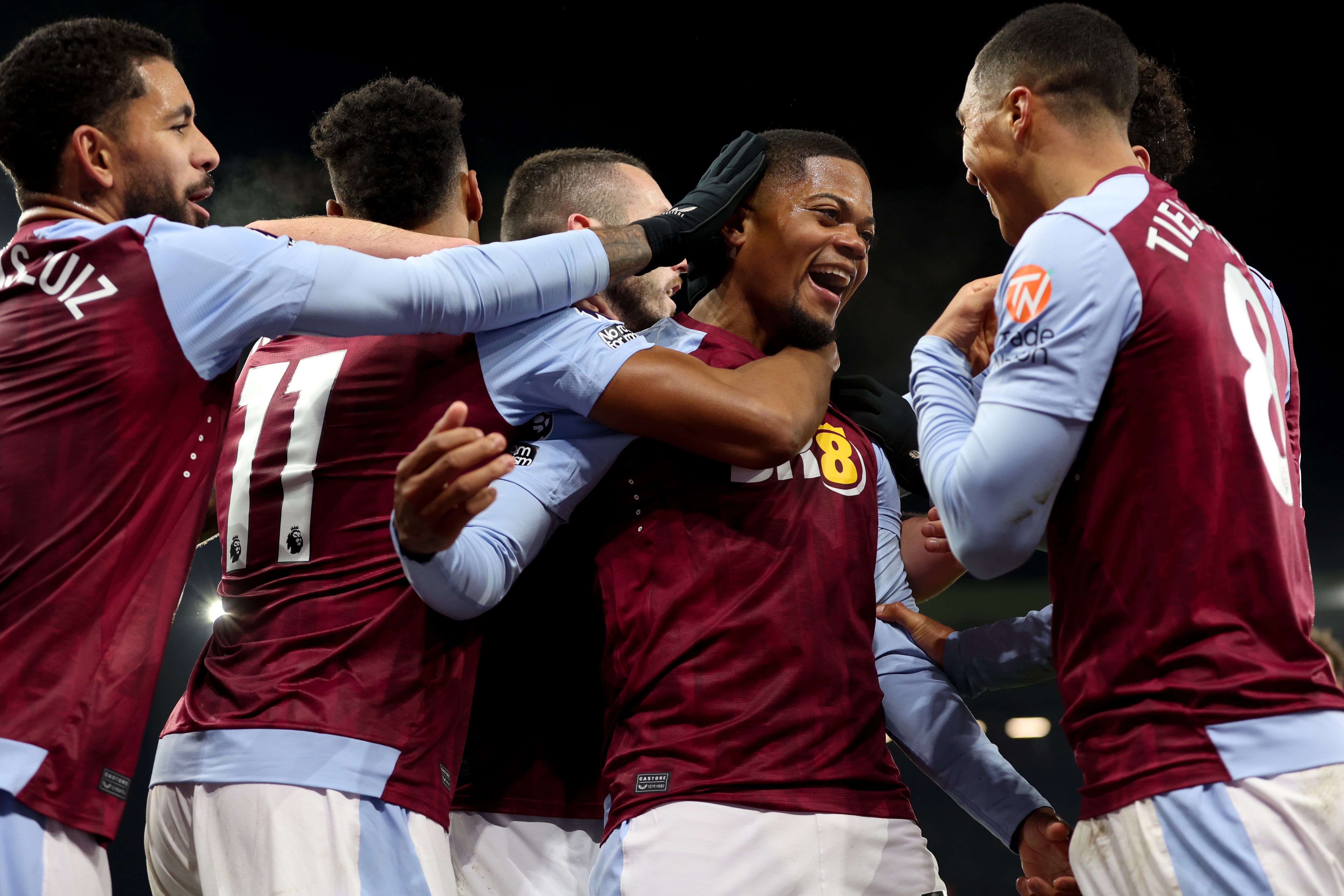 Leon Bailey celebra con sus compañeros del Aston Villa el gol de la victoria contra el Manchester City. (Photo by Neville Williams/Aston Villa FC via Getty Images)