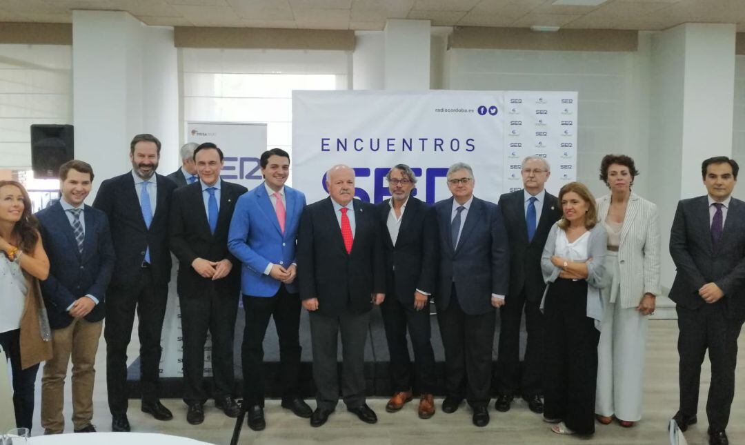 Foto de familia de autoridades con el consejero, Jesús Aguirre, en el centro.