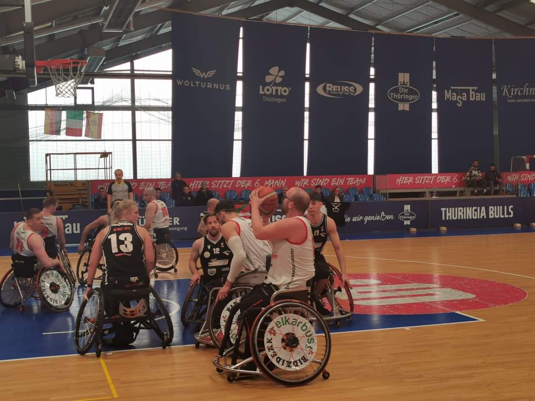 El capitán del Bidaideak, Asier García, lanzando a canasta