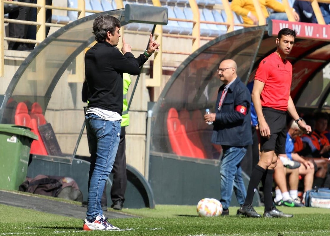 Docampo da instrucciones en el banquillo del Reino