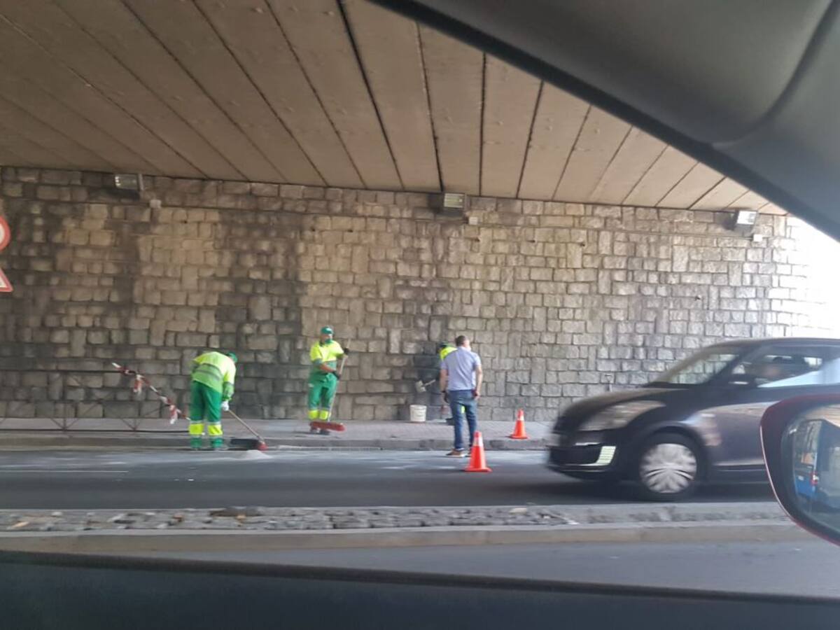Fallece tras salirse de la vía y chocar contra la protección para peatones, en el puente de la estación