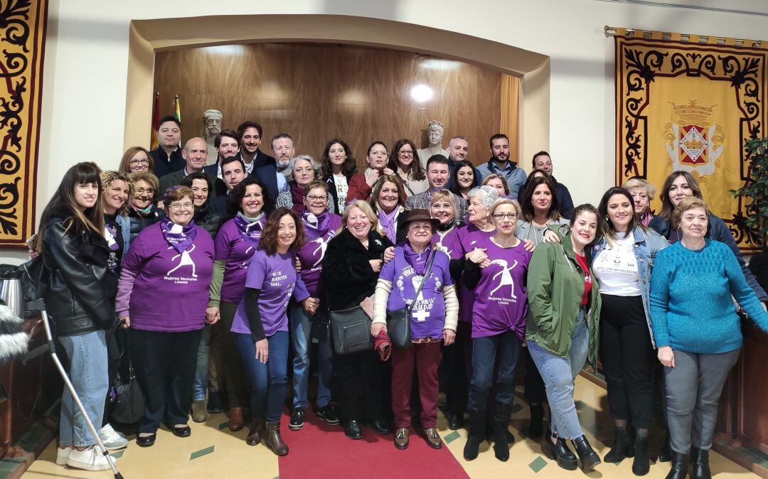 Participantes en el Pleno Institucional con motivo del 8M.