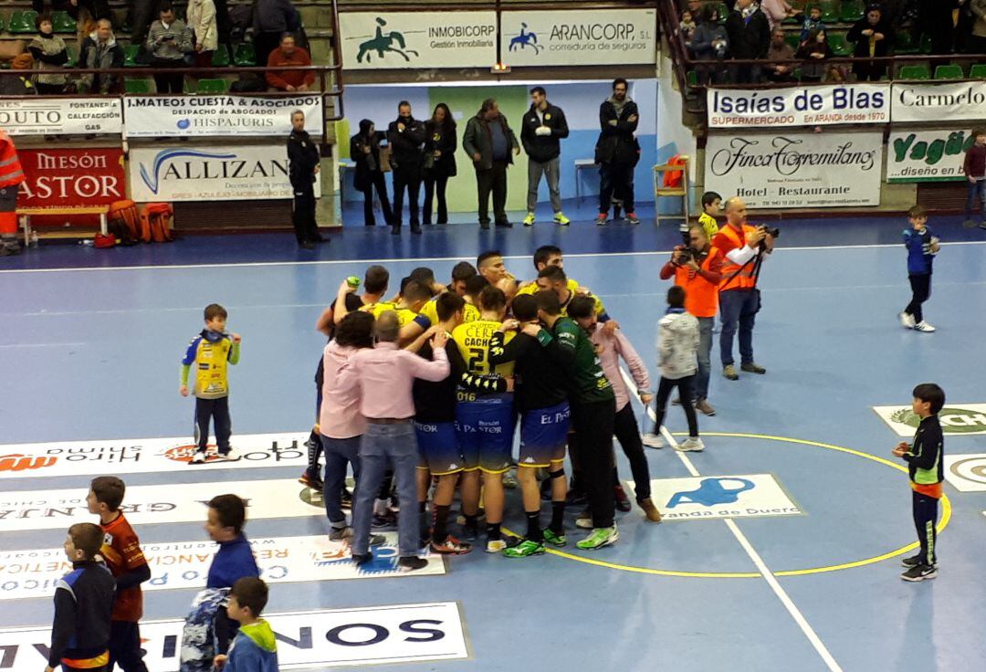 La plantilla amarilla celebra haciendo una piña el necesario triunfo ante Santoña.