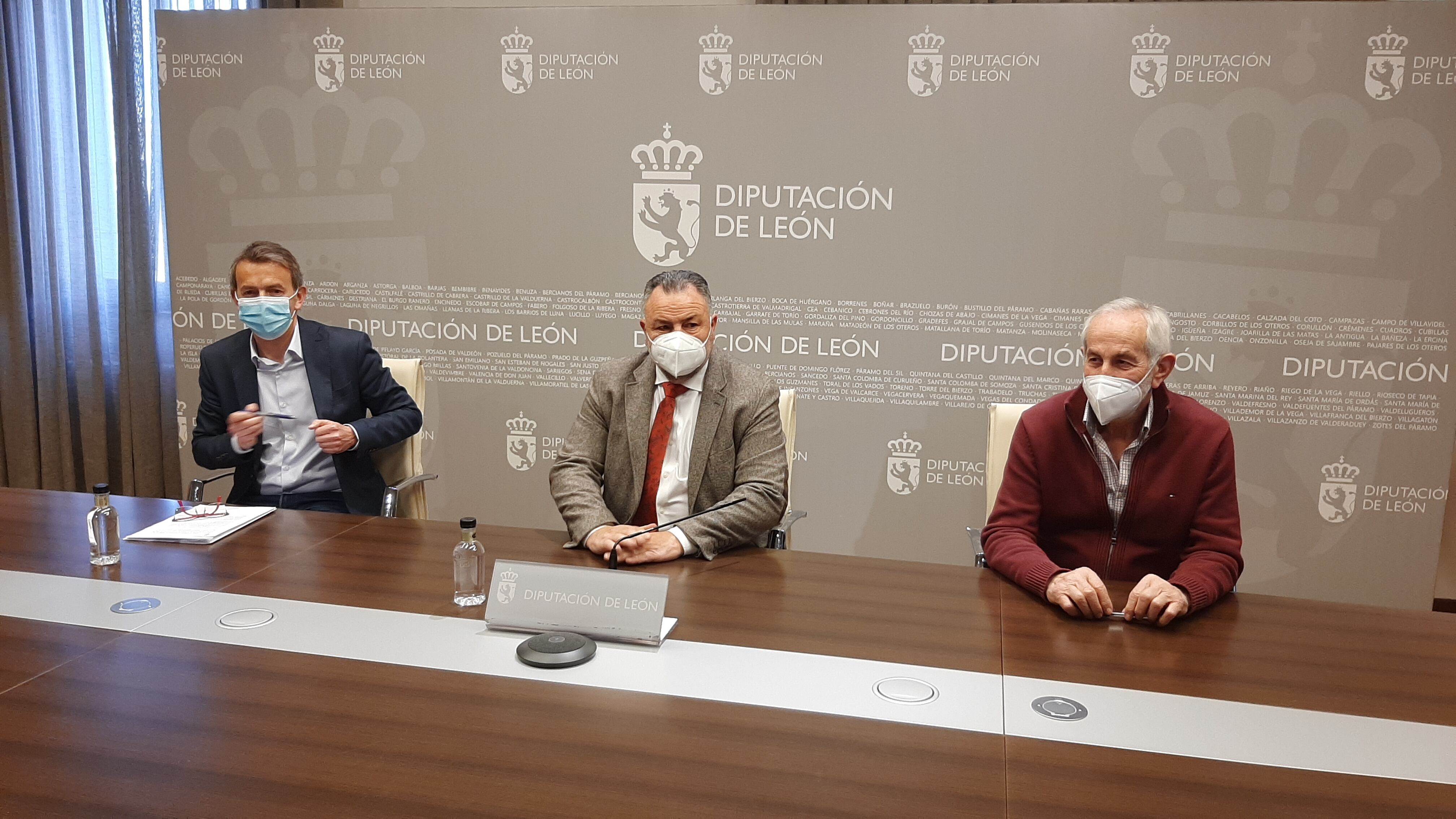 Santiago Dorado, Eduardo Morán y Matías Llorente presentan el Plan de Cooperación para el año 2022 en la sede de la Diputación de León