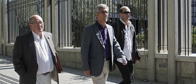 El secretario general de la Federación de Industria de CCOO, Felipe López (c), y el secretario general de la Federación de Industria y Trabajadores Agrarios de UGT, Antonio Deusa (i) a su llegada esta mañana al Ministerio de Industria