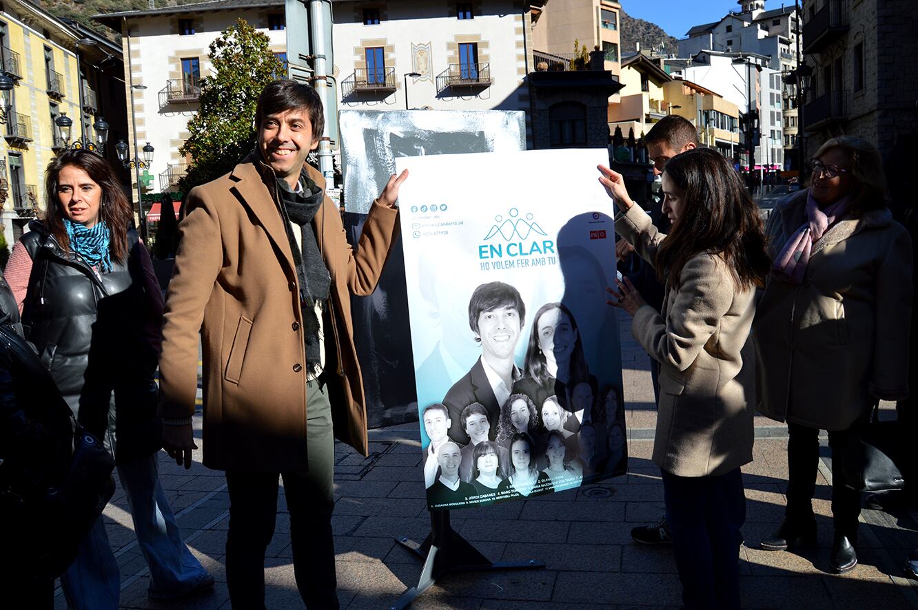 Enganxada de cartells de la candidatura Enclar a Andorra la Vella.