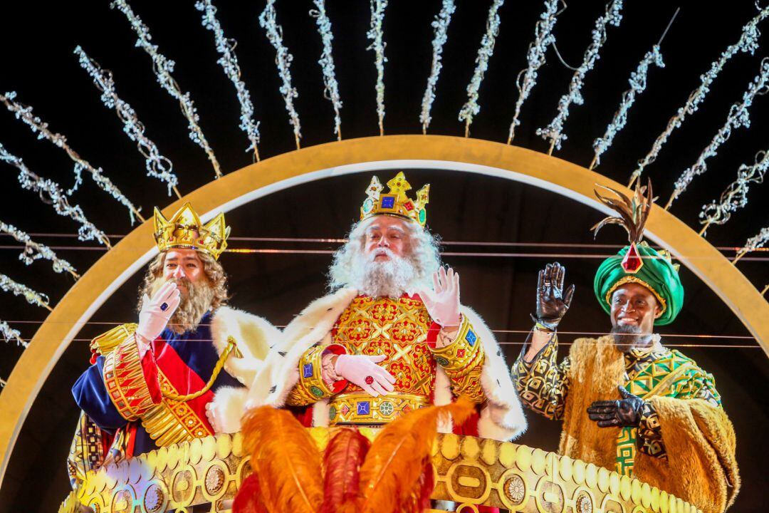 Los Reyes Magos saludan a su llegada al Centro Conde Duque, en Madrid (España), a 5 de enero de 2021. Archivo.