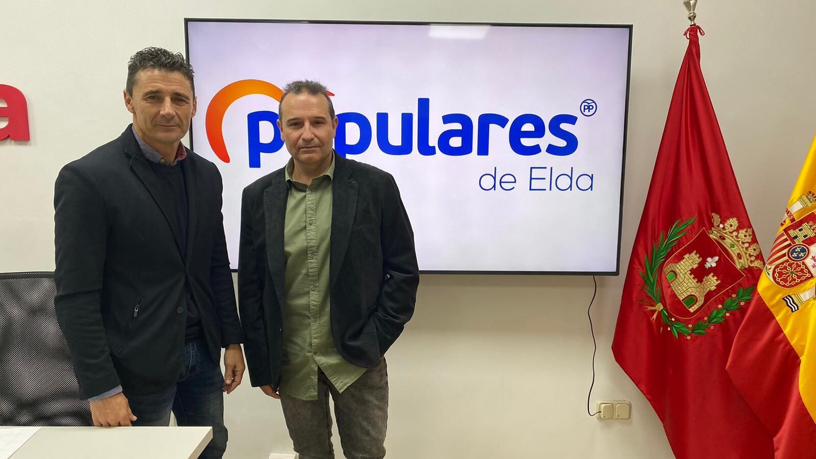 Alberto García, portavoz del PP en Elda, junto a Francisco Vidal, concejal de los populares en Elda