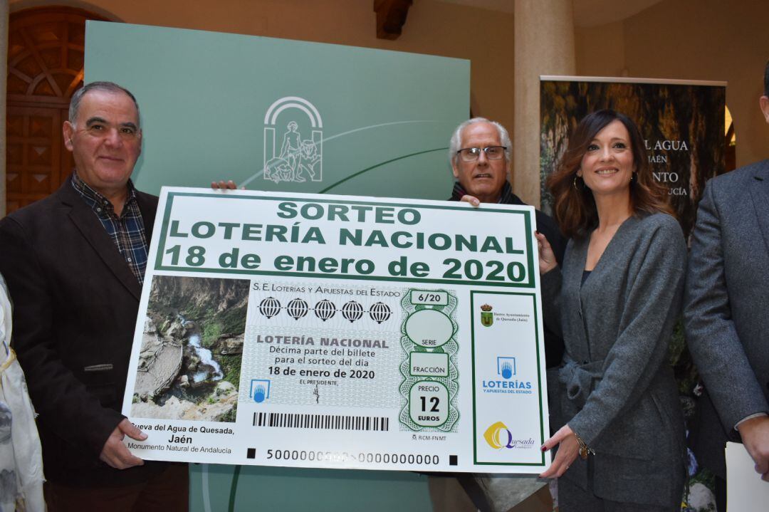 El alcalde de Quesada; Manuel Vallejo muestra junto a la Delegada de Gobierno, Maribel Lozano el billete conmemorativo