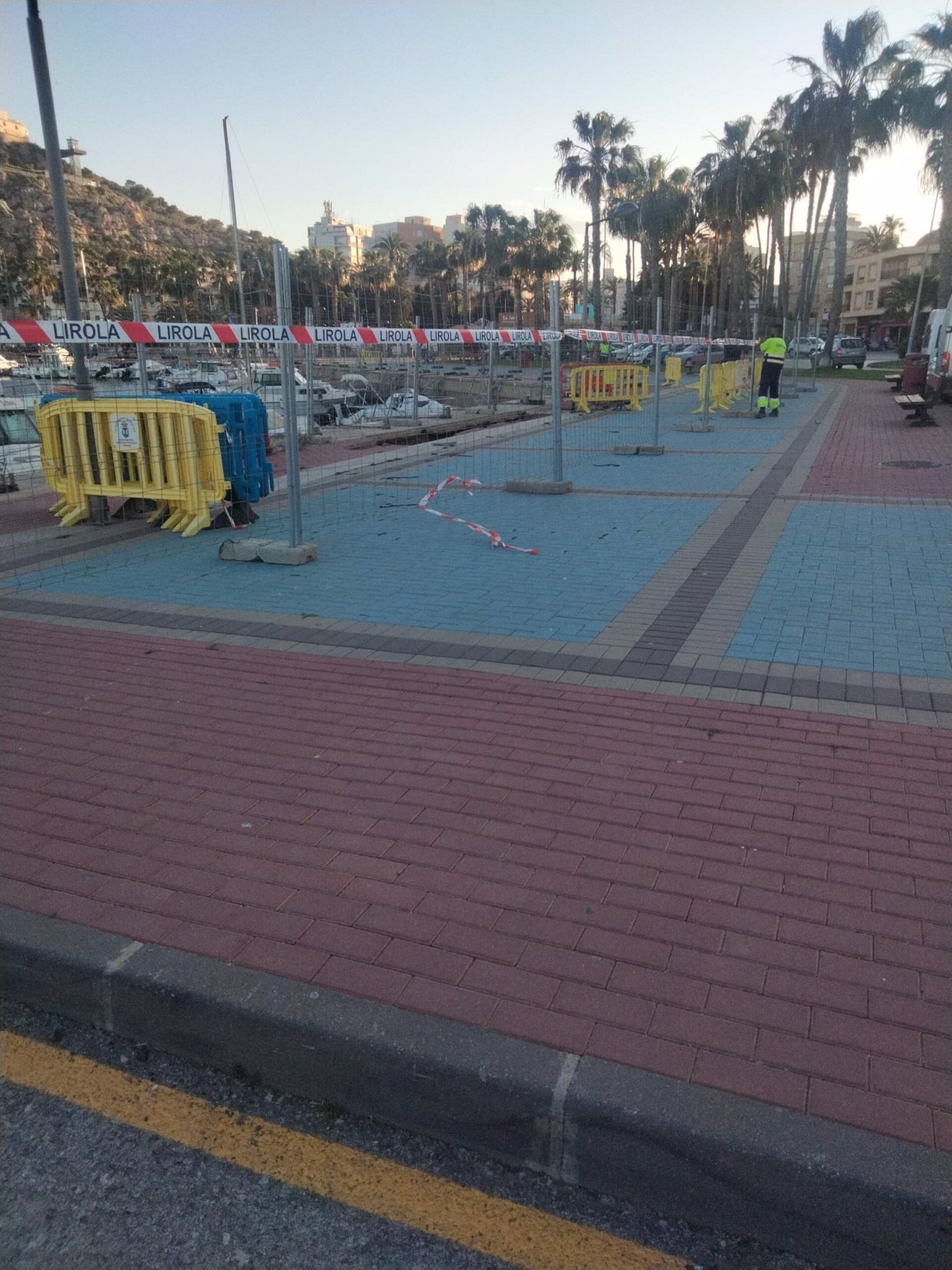 La Consejería de Fomento inicia la reparación de los desperfectos ocasionados por el temporal en el muelle del puerto pesquero de Águilas.