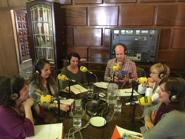 De izquierda a derecha, Arantxa Gracia (Zaragoza en Común), María Navarro (PP), Leticia Crespo (CHA), Lola Campos (PSOE) y Sara Fernández (C&#039;s). En el centro, Juanjo Hernández