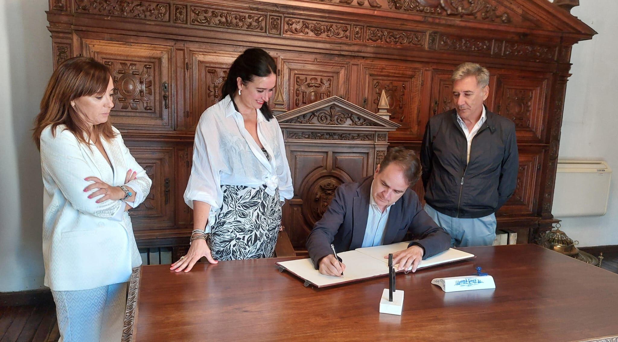 Bermúdez de Castro en su visita al Ayuntamiento de Huesca