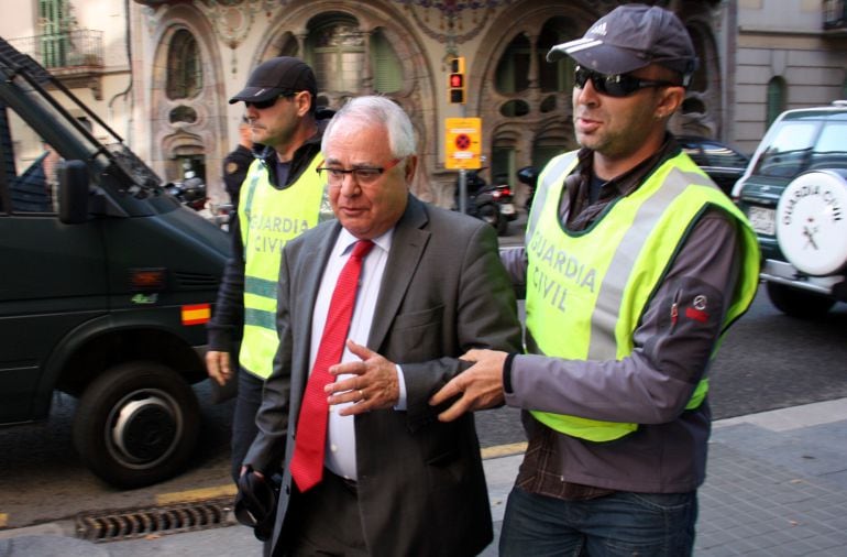 Los agentes de la Guardia Civil en el momento de la detención del tesorero de Convergència, Andreu Viloca, este miércoles