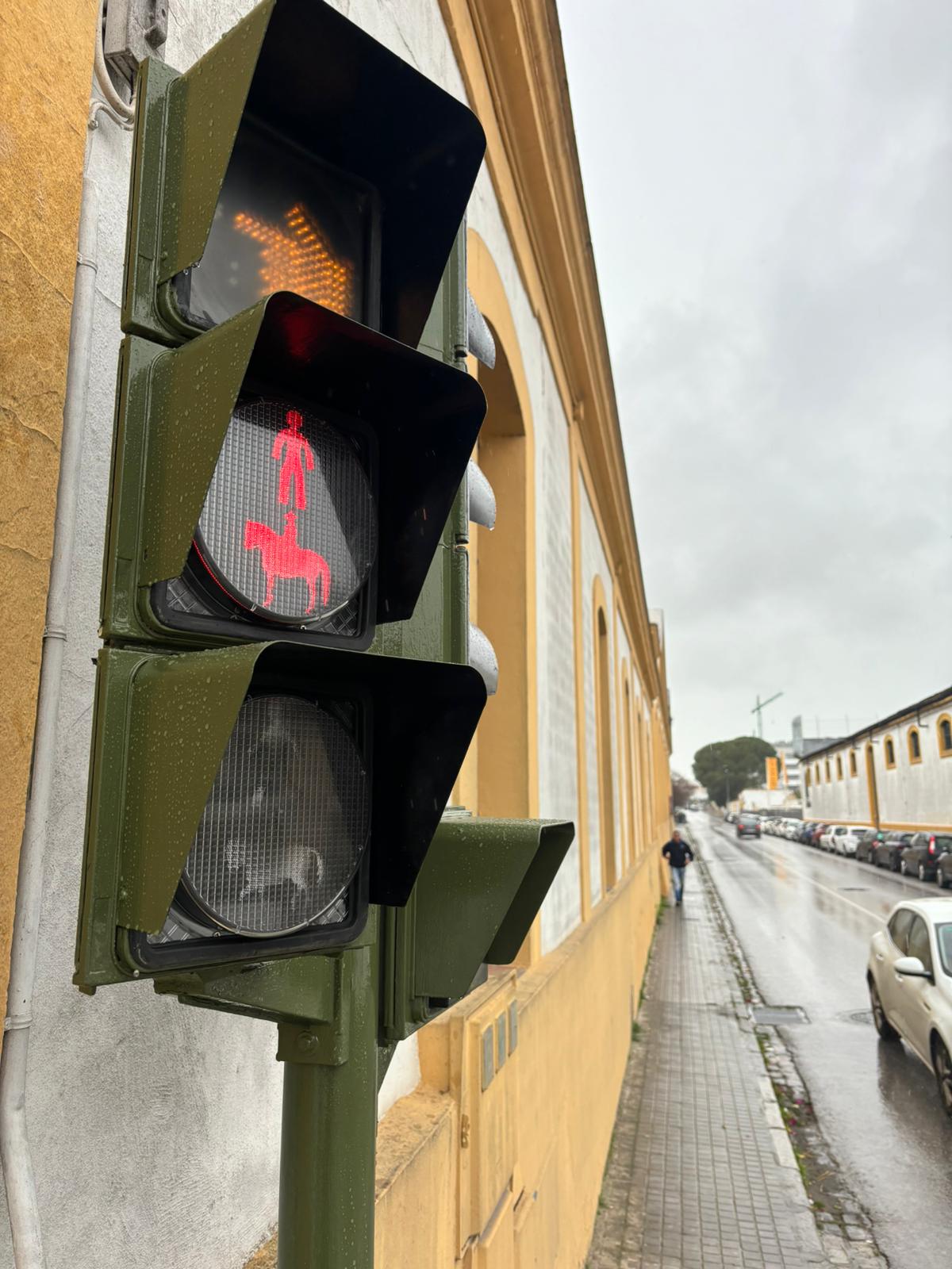 El disco rojo también muestra la figura ecuestre