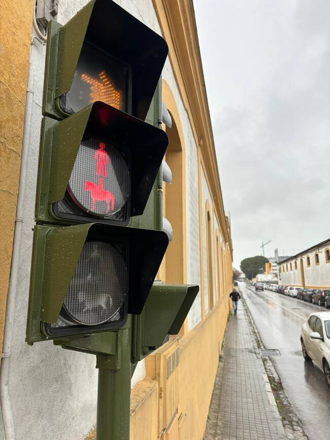El disco rojo también muestra la figura ecuestre