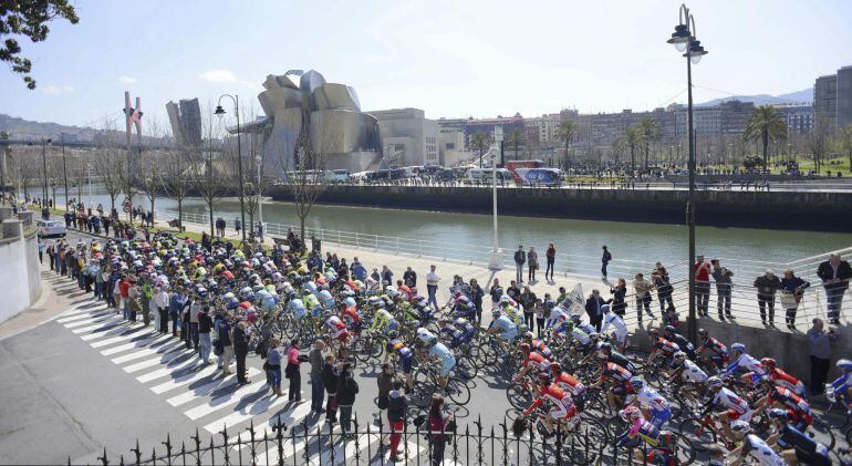 GRA095 BILBAO, 06/04/2015.- La 55 Vuelta ciclista al País Vasco ha dado comienzo hoy con salida y meta en la Bilbao (Vizcaya). EFE/MIGUEL TOÑA