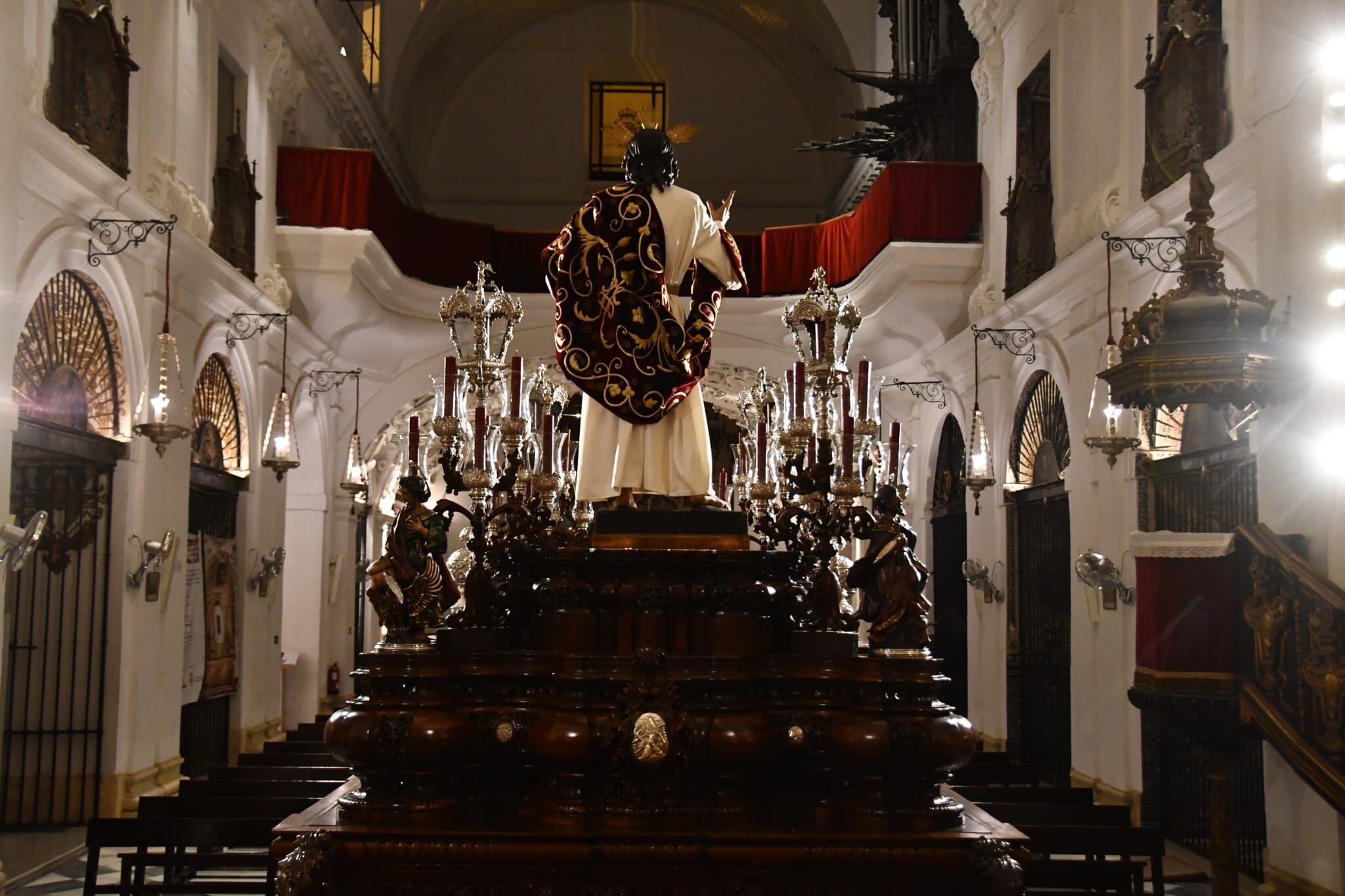 El Señor de la Sagrada Cena, sobre el paso del Cristo de la Humildad, preparado para la jornada del Corpus