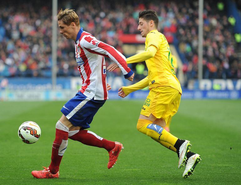 MADRID, SPAIN - MARCH 21:  Fernando Torres of Club Atletico de Madrid takes on Sergio Escudero of Getafe CF during the La Liga match between Club Atletico de Madrid and Getafe CF at Vicente Calderon Stadium on March 21, 2015 in Madrid, Spain.  (Photo by Denis Doyle/Getty Images)