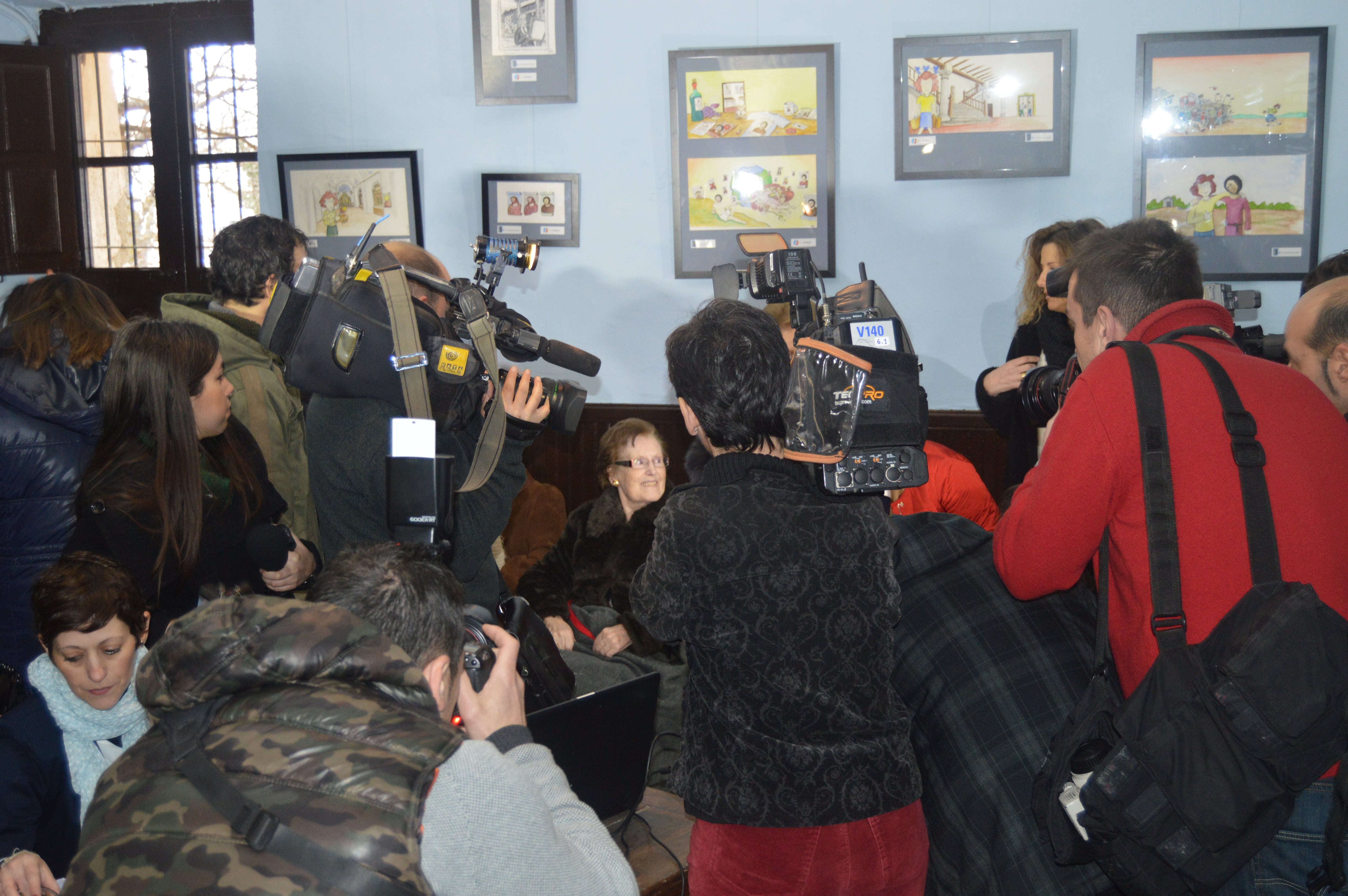 Cecilia Giménez atendiendo a los medios internacionales.