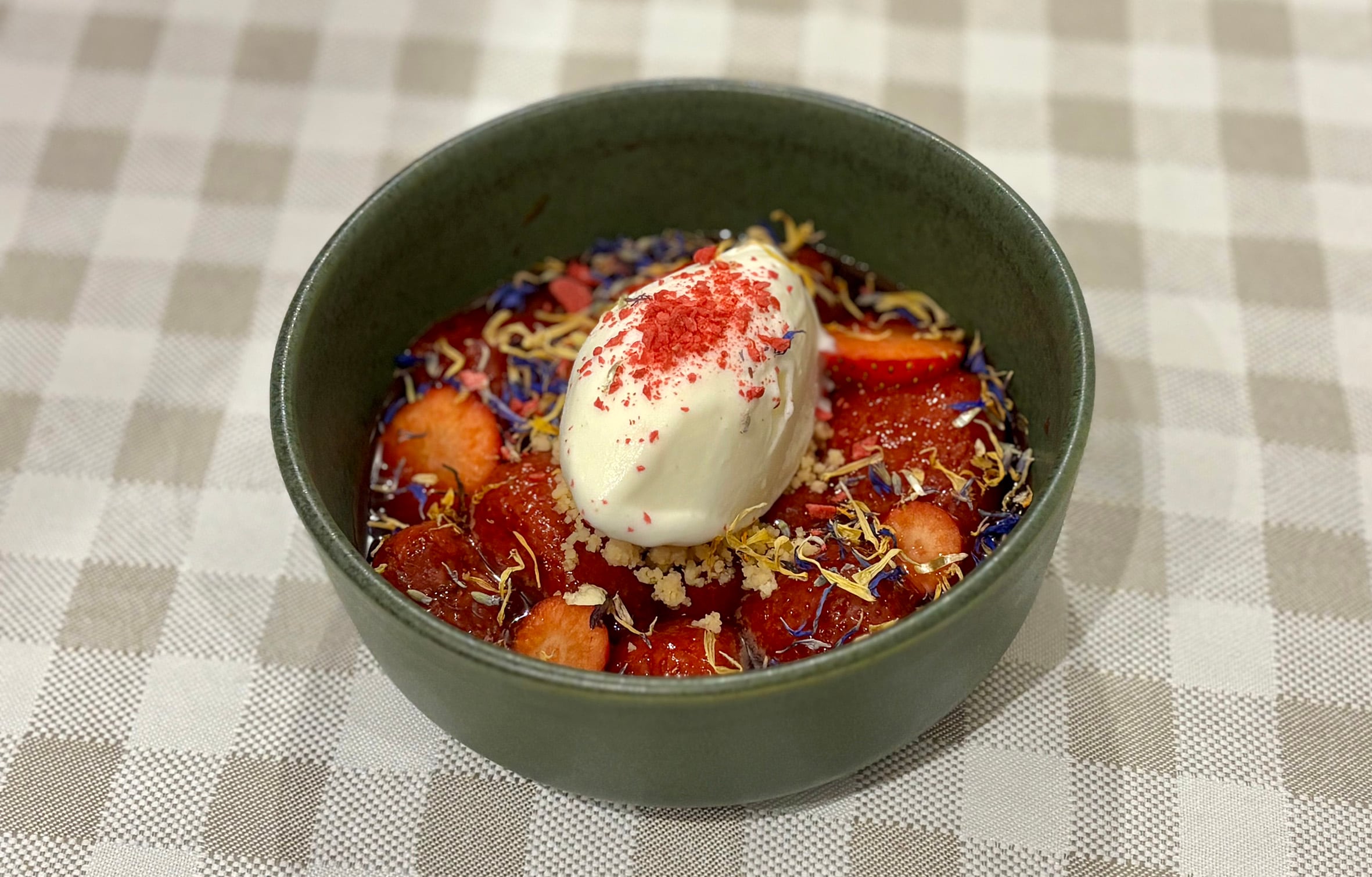 Fresas con nata, streussel y mascarpone (El Lince).
