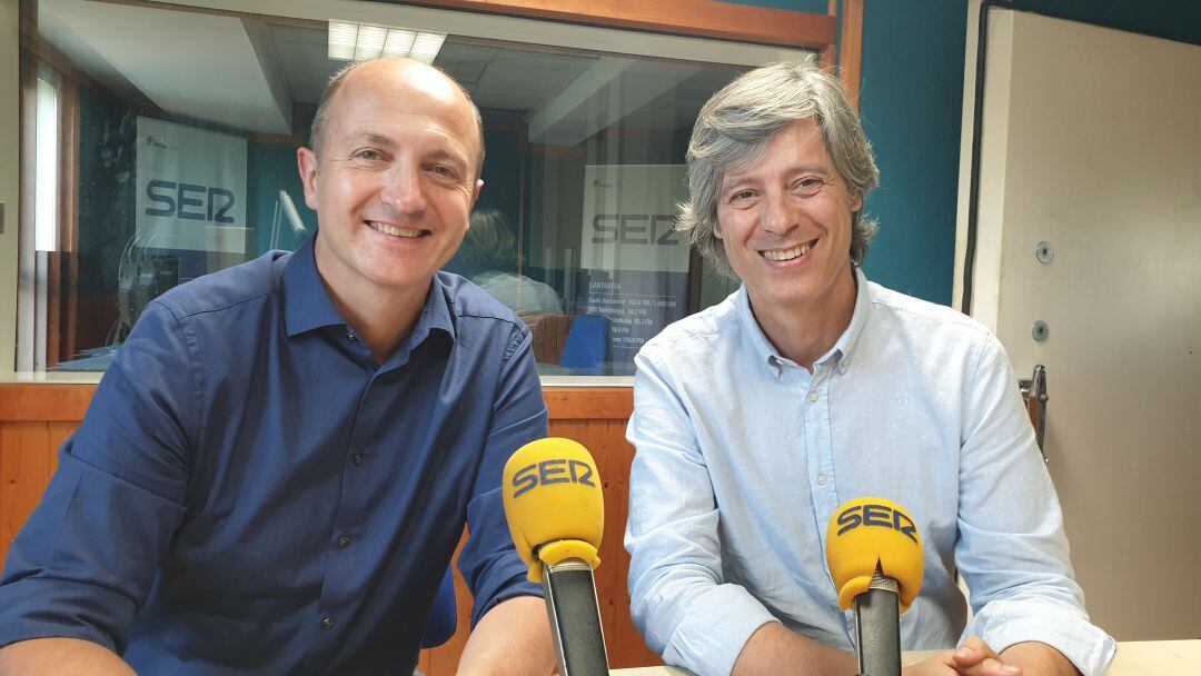 Luis Marina y Carlos Pajares en el estudio de Radio Santander durante la tertulia de La Ventana de Cantabria  