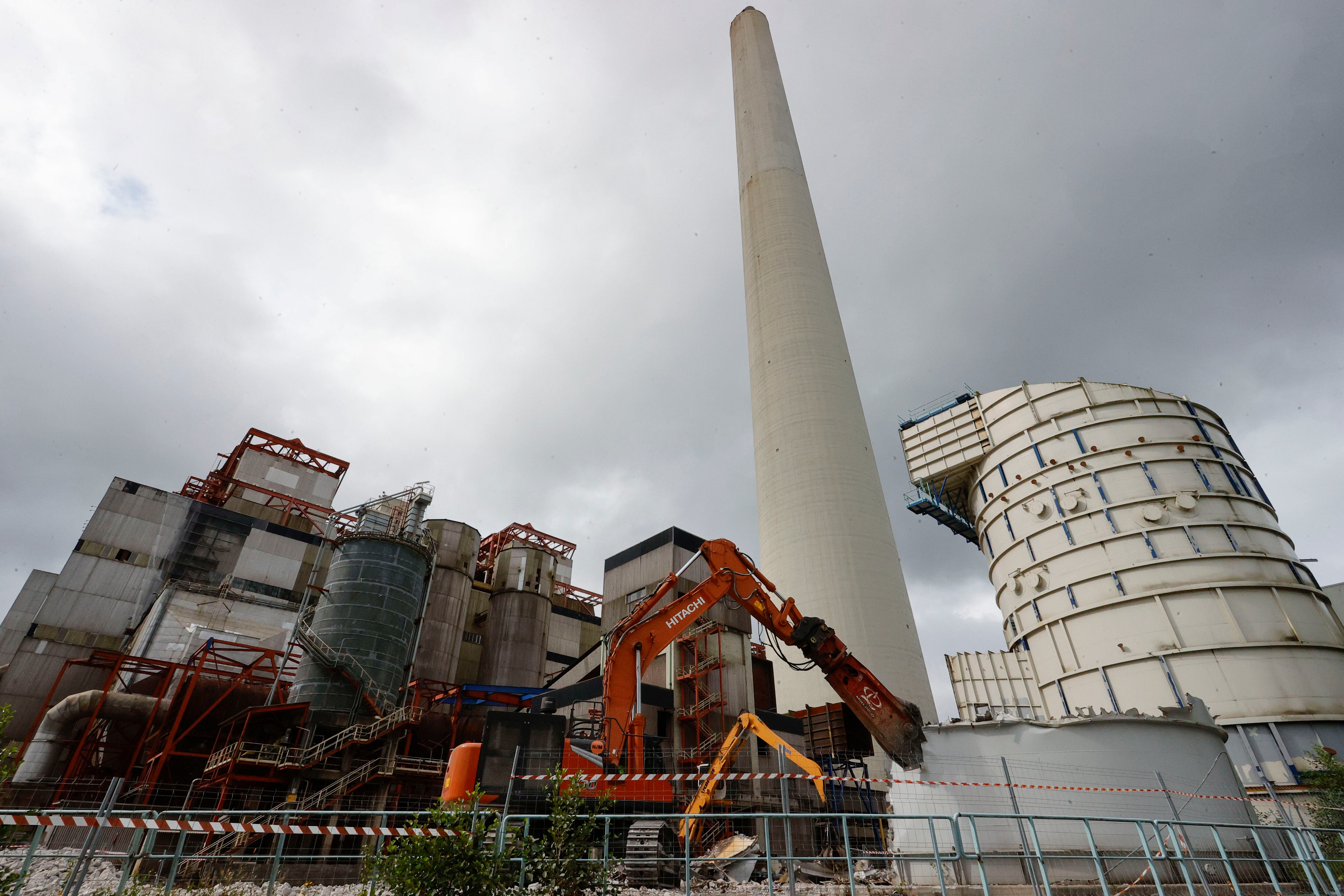Vista de los trabajos de desmantelamiento de la central térmica de As Pontes en la mañana de este miércoles (foto: Kiko Delgado / EFE)