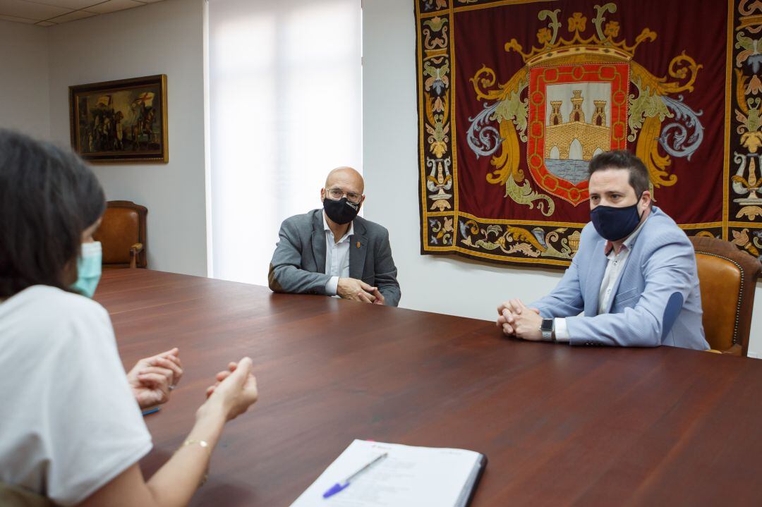 El consejero Bernardo Ciriza, el alcalde de Tudela, Alejandro Toquero y la directora general de Transportes, Berta Miranda, en un momento del encuentro