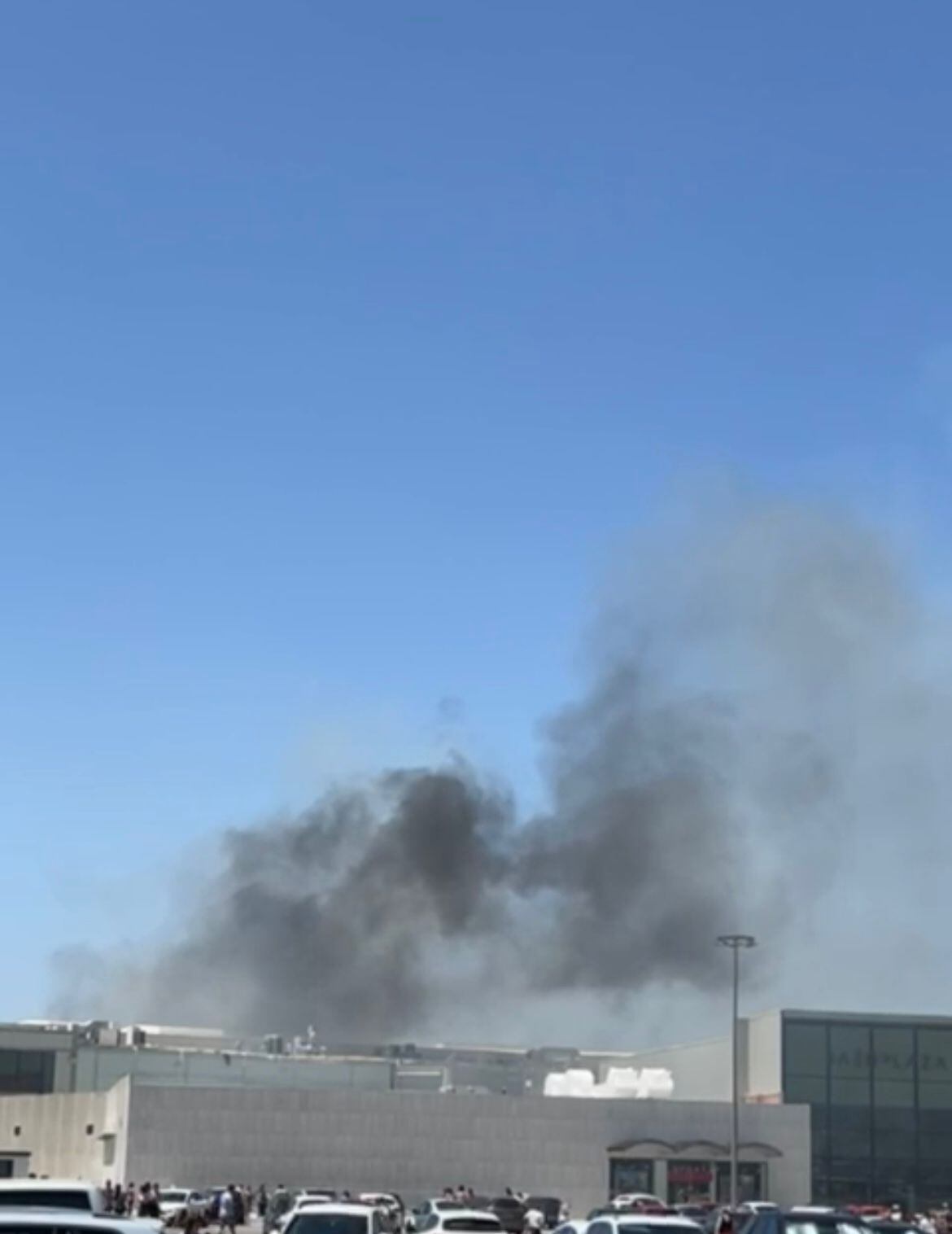 Humo del incendio en la zona exterior del Jaén Plaza