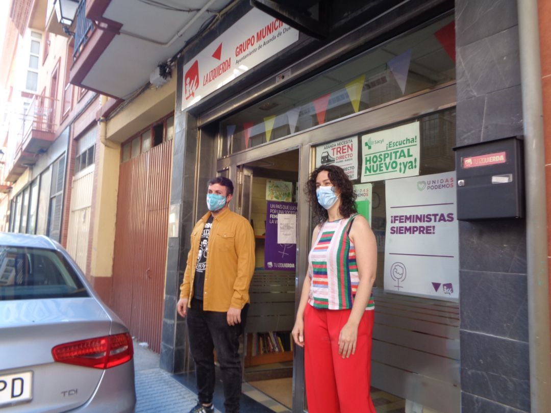 Vanesa González y Jonathan Gete a la puerta de la sede de IU; en la calle El Carro