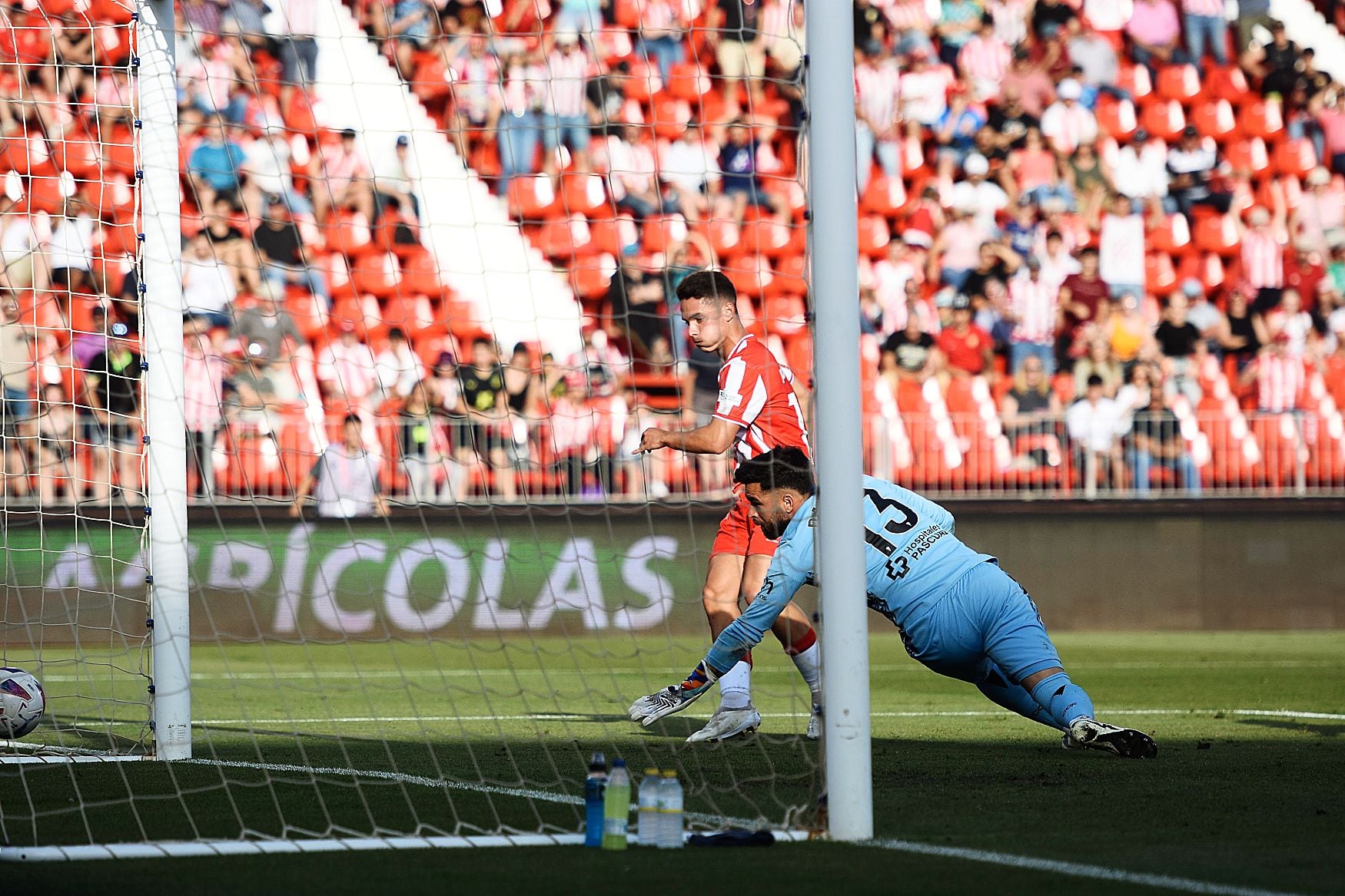 Arribas anotando el primero de sus goles al Cádiz.