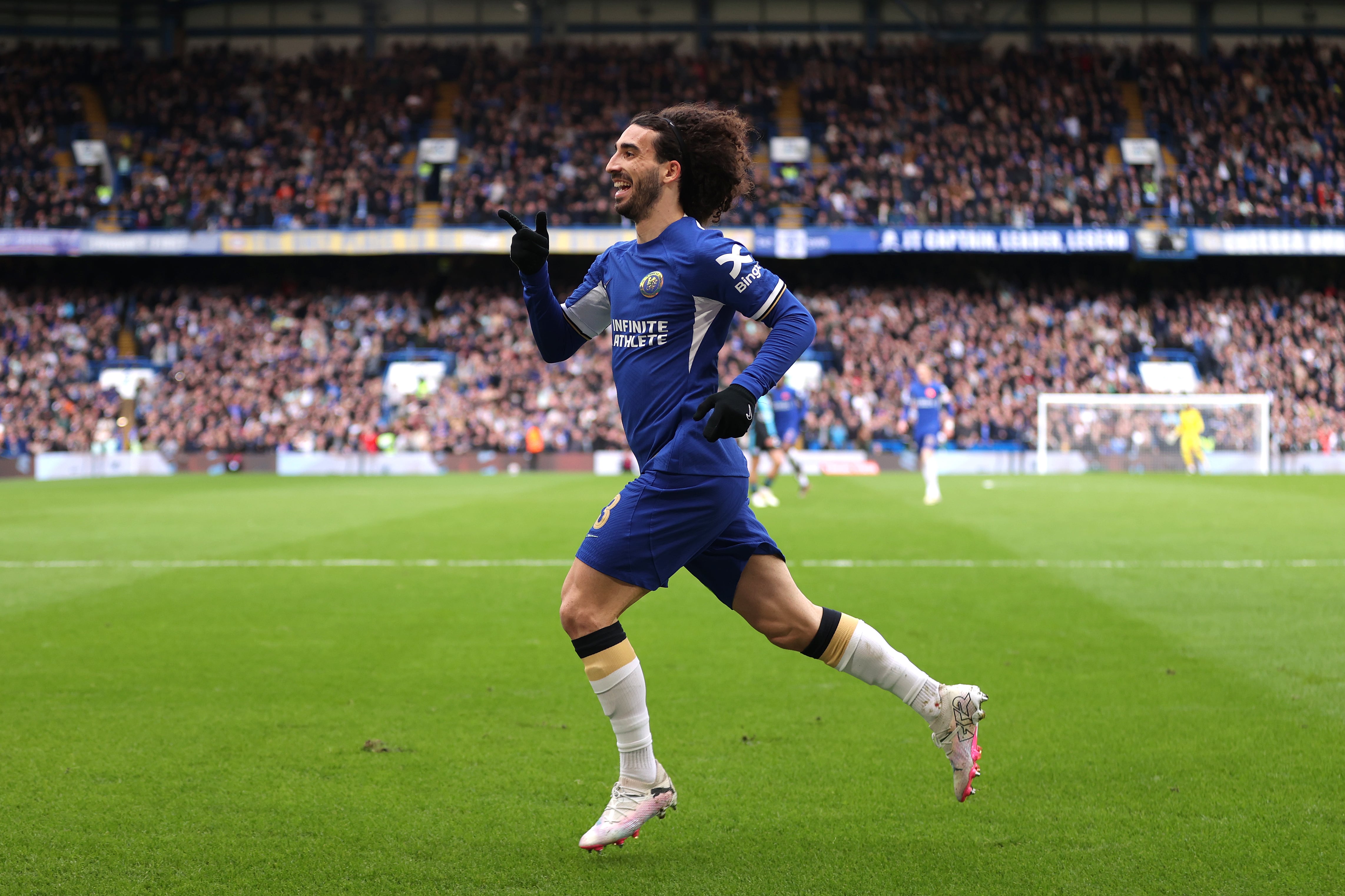 Marc Cucurella celebra su gol contra el Leicester en FA Cup